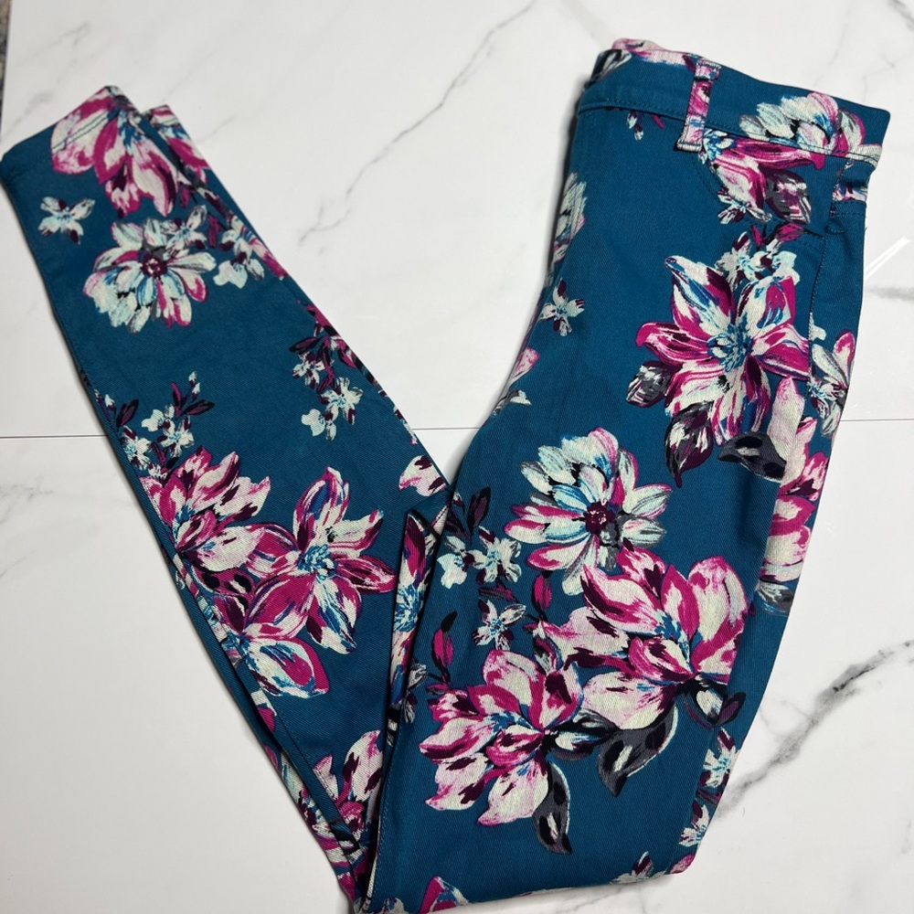 Time and Tru fitted high rise stretch floral pants